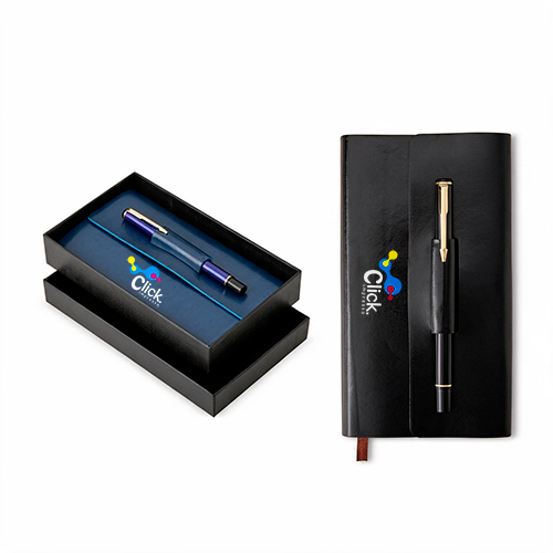 Para quem busca registrar anotações de forma prática e acessível, nosso Kit para Anotações com Caneta é a escolha perfeita. Com aproximadamente 112 folhas amarelas pautadas e feito em couro sintético, o kit vem acompanhado de uma caneta metálica com carga esferográfica azul e um porta-caneta que também serve como fecho para o kit. Além disso, conta com um compartimento na parte de trás para cartões ou documentos. Prático e funcional na hora de organizar seus planejamentos!

Altura :  17,8 cm

Largura :  10 cm

Espessura :  1,8 cm

Medidas aproximadas para gravação (CxL):  Caixa: 8 cm x 16 cm

